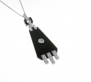 Zlatý přívěs s řetízkem s onyxem a brilianty